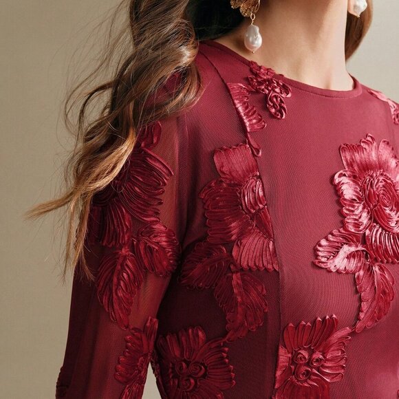 Burgundy Elegant Women's Embroidered Floral Bodycon Dress - Picture 2 of 8